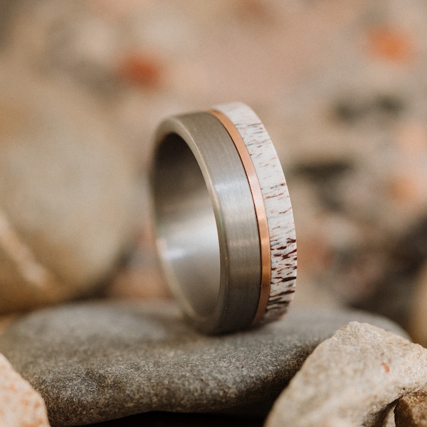 Bague en acier au tungstène brossé et bois de cerf | Bijoux Botanica | Cadeau pour lui | Gravure personnalisée | mond | Argent et os naturel |