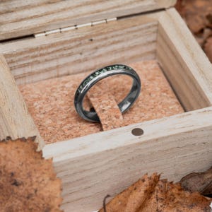Ring aus Moosachat und Silber-Wolframstahl | 4 mm | Einzigartiger Ehering und Geschenkidee | Schmuck für Damen und Herren | Personalisierte Gravur Bild 3