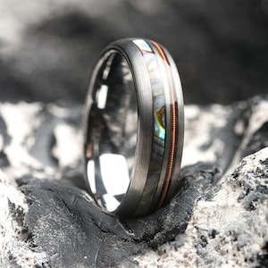 Anello da uomo in tungsteno con abalone e corda di chitarra, 6 mm, regalo unico o fede nuziale.