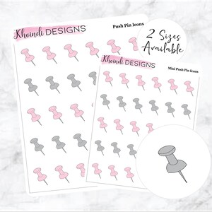 Puede incluir: Dos hojas de pegatinas con iconos de chinchetas. Las pegatinas son blancas con iconos de chinchetas rosas y grises. El texto en las pegatinas dice "Khoindi DESIGNS", "Push Pin Icons", "2 Sizes Available", "Mini Push Pin Icons".