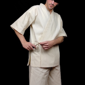 Puede incluir: Conjunto de top y shorts estilo kimono color crema. El top tiene cuello en V y mangas cortas, con cierre envolvente atado a la cintura. Los shorts llegan a la rodilla. El conjunto est&aacute; hecho de una tela ligera y transpirable.