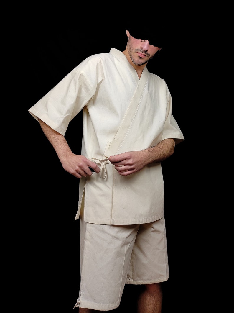 Puede incluir: Conjunto de top y shorts estilo kimono color crema. El top tiene cuello en V y mangas cortas, con cierre envolvente atado a la cintura. Los shorts llegan a la rodilla. El conjunto est&aacute; hecho de una tela ligera y transpirable.