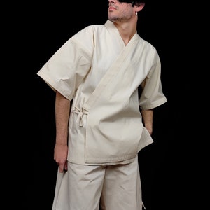Puede incluir: Conjunto kimono color crema, compuesto por una parte superior de manga corta y pantalones cortos a juego. La parte superior tiene un dise&ntilde;o envolvente con cierre de lazo. Los pantalones cortos tienen un corte holgado y detalles de lazo en el dobladillo.