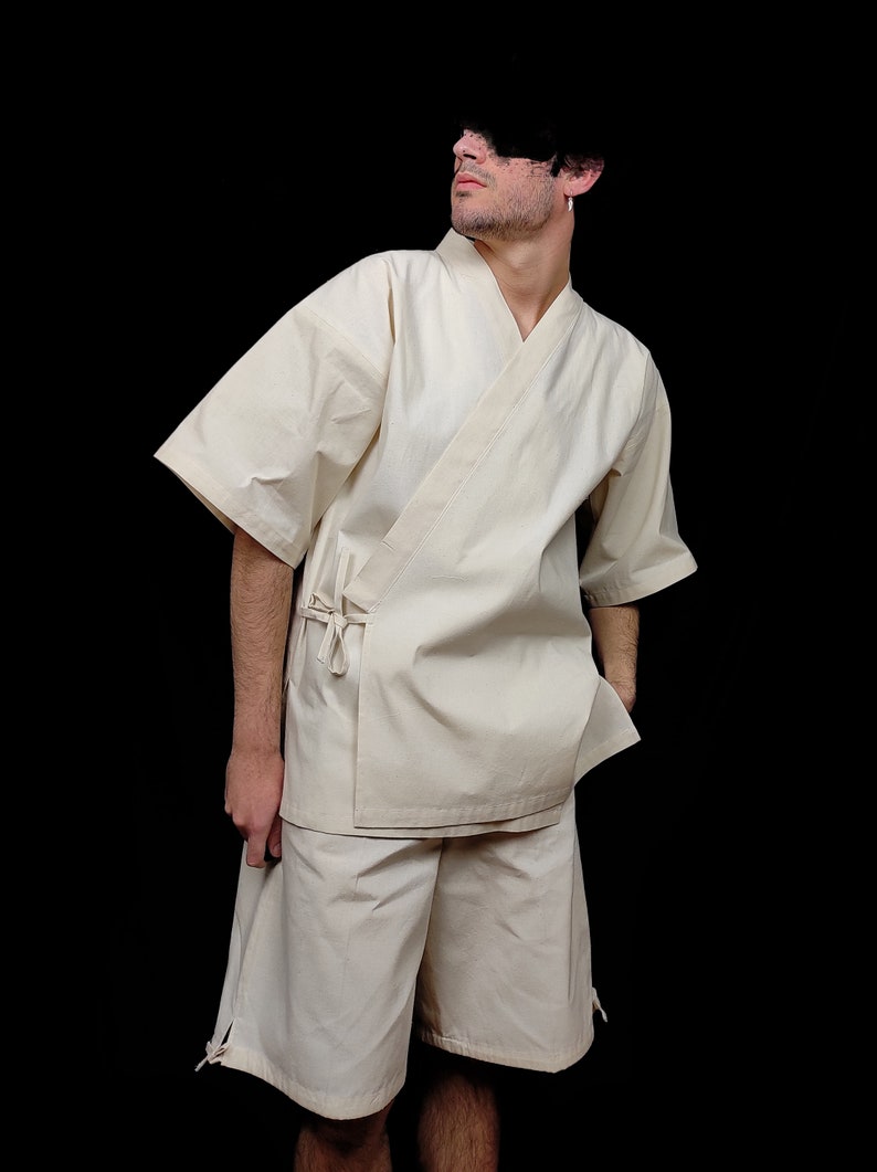Puede incluir: Conjunto kimono color crema, compuesto por una parte superior de manga corta y pantalones cortos a juego. La parte superior tiene un dise&ntilde;o envolvente con cierre de lazo. Los pantalones cortos tienen un corte holgado y detalles de lazo en el dobladillo.