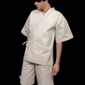 Puede incluir: Top estilo kimono crema de manga corta y shorts a juego. El top tiene un dise&ntilde;o envolvente con cierres de lazo. Los shorts tienen detalles de lazo en el dobladillo. El conjunto es de tejido ligero.