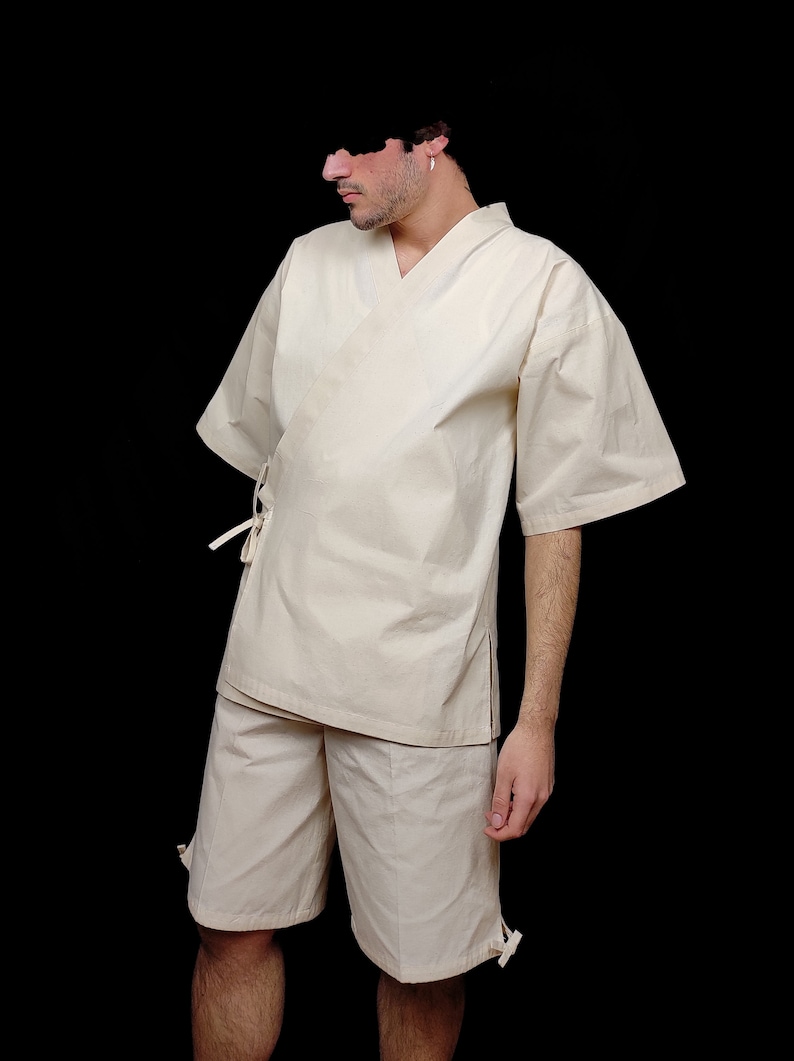 Puede incluir: Top estilo kimono crema de manga corta y shorts a juego. El top tiene un dise&ntilde;o envolvente con cierres de lazo. Los shorts tienen detalles de lazo en el dobladillo. El conjunto es de tejido ligero.