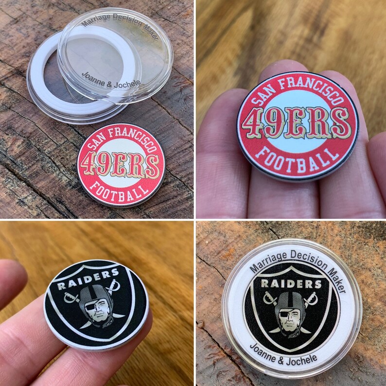 Op de afbeelding: Een doorzichtige plastic container met een rode, witte en gouden munt erin. De munt heeft de woorden "San Francisco 49ers Football" erop gedrukt. De container heeft de woorden "Marriage Decision Maker" en "Joanne & Jochele" erop gedrukt. Er is ook een zwarte en zilveren munt met de woorden "RAIDERS" erop gedrukt.