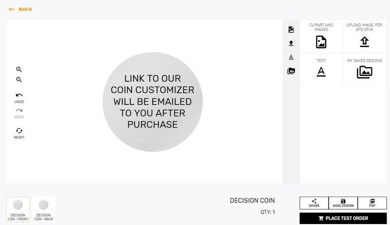 Op de afbeelding: Een witte cirkel met de tekst "LINK TO OUR COIN CUSTOMIZER WILL BE EMAILED TO YOU AFTER PURCHASE" op een witte achtergrond. De tekst "DECISION COIN" en "QTY: 1" staan onder de cirkel. Er zijn knoppen voor "SHARE", "SAVE DESIGN", "PDF" en "PLACE TEST ORDER".