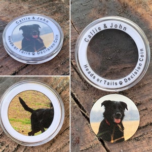 Op de afbeelding: Twee zilverkleurige hondenbeslissingsmunten met de tekst "Callie & John Heads or Tails Decision Coin". Een munt heeft een zwarte hond met een rode halsband en de andere munt heeft een zwarte hond met een rode halsband en een witte achtergrond.