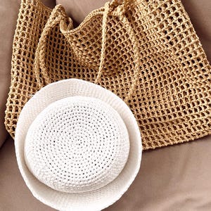 Cappello da marinaio in rafia, personalizzabile con iniziali, scritte e decorazioni. Elegante cappello estivo all'uncinetto. Cappello bianco all'uncinetto.