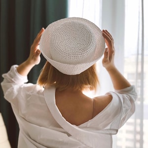 Cappello da marinaio in rafia, personalizzabile con iniziali, scritte e decorazioni. Elegante cappello estivo all'uncinetto. Cappello bianco all'uncinetto.