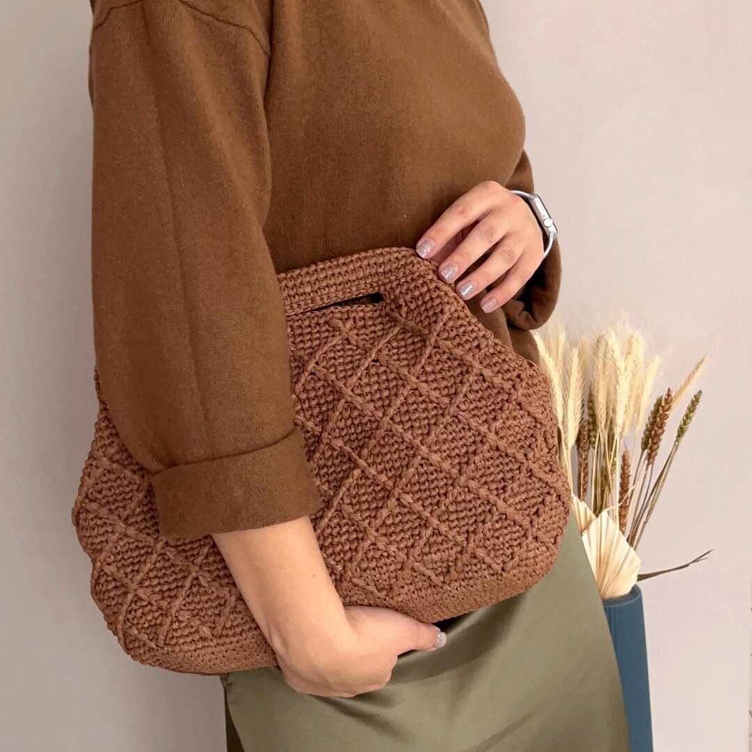 RAFFIA CLUTCH BAG WITH BAMBOO CLASP