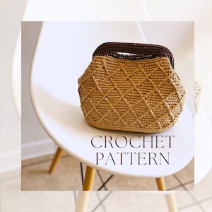 Peut inclure: Un sac à main en crochet avec une anse marron et un motif en losange. Le sac est posé sur une chaise blanche. Le texte "CROCHET PATTERN" est écrit sous le sac.