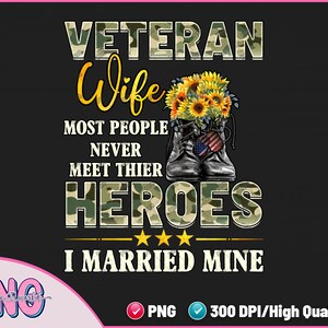 Puede incluir: Un diseño gráfico con estampado de camuflaje y girasoles. El texto dice "Veteran Wife. La mayoría de las personas nunca conocen a sus héroes. Me casé con el mío."