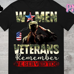 Puede incluir: Una camiseta negra con estampado de camuflaje y el texto "Women Veterans Remember We Served Too". Una mujer con uniforme militar saluda con una placa de perro con la bandera de Estados Unidos colgada del cuello.