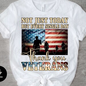 Puede incluir: Camiseta blanca con un dise&ntilde;o de bandera estadounidense roja, blanca y azul. El texto "Not just today but every single day" est&aacute; por encima de la bandera. Debajo de la bandera est&aacute; el texto "Thank you Veterans".