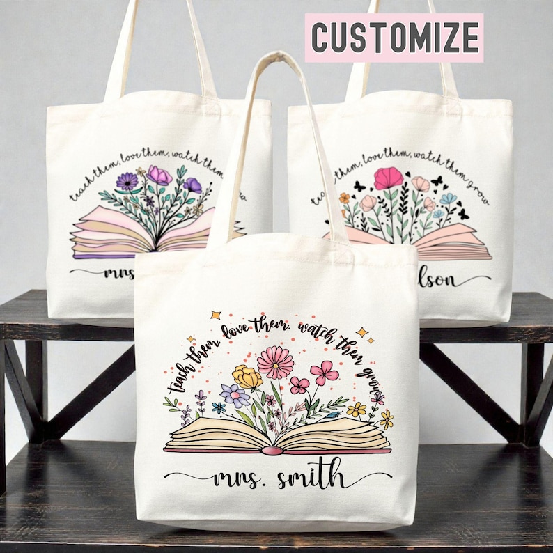 Pu&ograve; includere: Borse tote in tela color crema con disegni floreali e la scritta "teach them, love them, watch them grow". Le borse presentano un libro aperto con fiori colorati. Una borsa &egrave; personalizzata con "mrs. smith."
