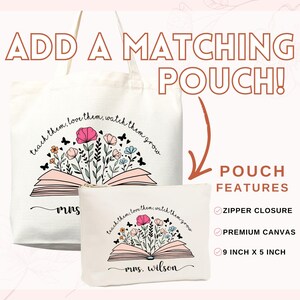 Pu&ograve; includere: Una borsa tote in tela bianca e una pochette abbinata con un design floreale e un libro aperto. Il testo "teach them, love them, watch them grow" &egrave; stampato su entrambi gli articoli. La pochette ha una chiusura con cerniera e misura 22,86 cm x 12,7 cm.