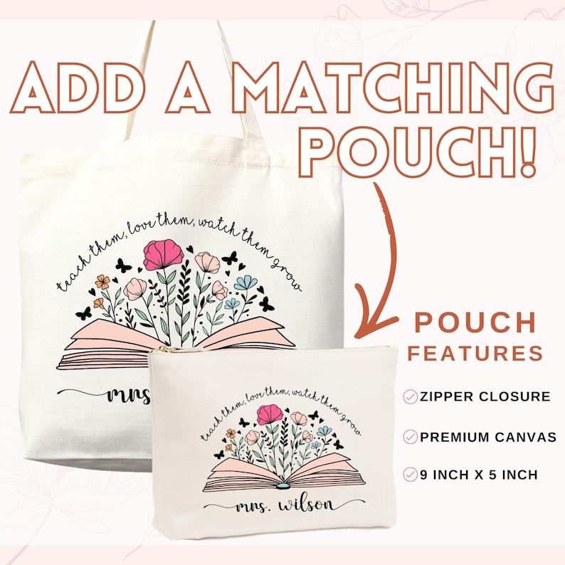 Pu&ograve; includere: Una borsa tote in tela bianca e una pochette abbinata con un design floreale e un libro aperto. Il testo "teach them, love them, watch them grow" &egrave; stampato su entrambi gli articoli. La pochette ha una chiusura con cerniera e misura 22,86 cm x 12,7 cm.