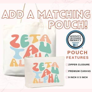 以下が含まれることがあります： カラフルな文字で「ZETA TAU ALPHA」と書かれた白いトートバッグとマッチングポーチ。ポーチはジッパー開閉で、プレミアムキャンバス製です。ポーチのサイズは23cm&times;13cmです。