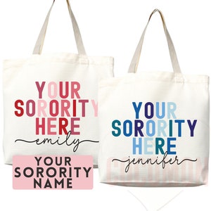 Może przedstawiać: Dwie białe torby z pł&oacute;tna z kolorowym tekstem, kt&oacute;ry brzmi "Your Sorority Here" z imieniem poniżej. Pierwsza torba ma r&oacute;żowy, czerwony i biały tekst z imieniem "emily". Druga torba ma niebieski i biały tekst z imieniem "jennifer". R&oacute;żowy prostokąt z czarnym tekstem brzmi "Your Sorority Name".