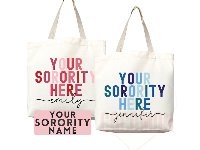 Może przedstawiać: Dwie białe torby z pł&oacute;tna z kolorowym tekstem, kt&oacute;ry brzmi "Your Sorority Here" z imieniem poniżej. Pierwsza torba ma r&oacute;żowy, czerwony i biały tekst z imieniem "emily". Druga torba ma niebieski i biały tekst z imieniem "jennifer". R&oacute;żowy prostokąt z czarnym tekstem brzmi "Your Sorority Name".