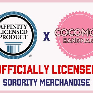 Może przedstawiać: Grafika z dwoma logo, jedno niebieskie, a drugie r&oacute;żowe, z tekstem "AFFINITY LICENSED PRODUCT" i "COCOMON HANDMADE". Tekst "OFFICIALLY LICENSED SORORITY MERCHANDISE" znajduje się pod logo.