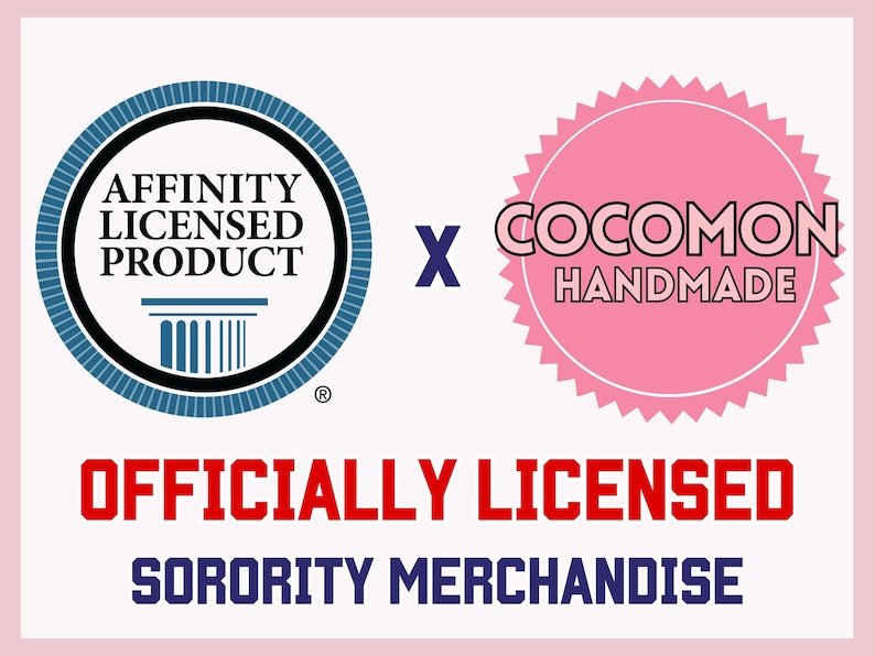 Może przedstawiać: Grafika z dwoma logo, jedno niebieskie, a drugie r&oacute;żowe, z tekstem "AFFINITY LICENSED PRODUCT" i "COCOMON HANDMADE". Tekst "OFFICIALLY LICENSED SORORITY MERCHANDISE" znajduje się pod logo.