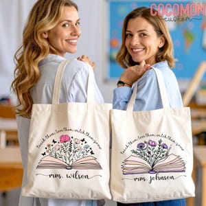 Pu&ograve; includere: Due borse tote color crema con disegni floreali e la scritta "teach them, love them, watch them grow". Una borsa dice "mrs. wilson" e l'altra "mrs. johnson". Le borse hanno manici color crema.