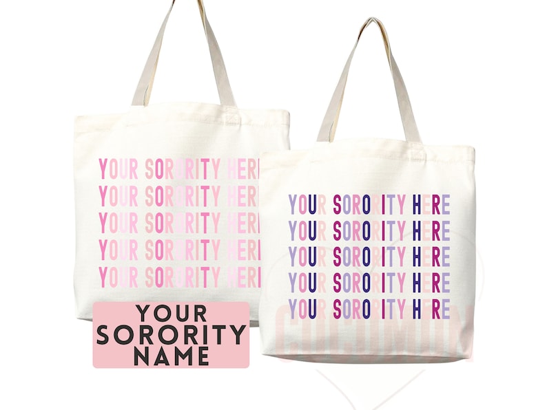 Op de afbeelding: Twee witte canvas tassen met roze en paarse tekst. De tekst op de ene tas is "YOUR SORORITY HERE" en wordt meerdere keren herhaald. De tekst op de andere tas is "YOUR SORORITY NAME".