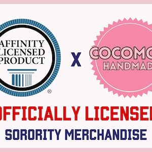 Op de afbeelding: Een afbeelding met twee logo's, een blauwe en een roze, met de tekst "AFFINITY LICENSED PRODUCT" en "COCOMON HANDMADE". De tekst "OFFICIALLY LICENSED SORORITY MERCHANDISE" staat onder de logo's.