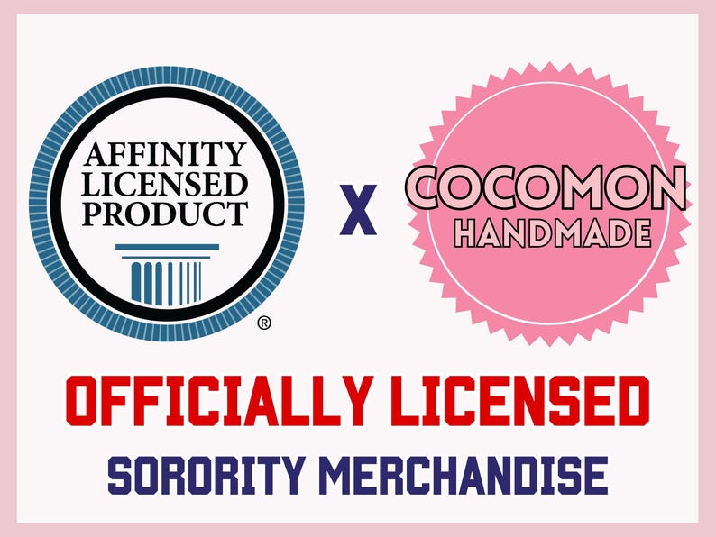 Op de afbeelding: Een afbeelding met twee logo's, een blauwe en een roze, met de tekst "AFFINITY LICENSED PRODUCT" en "COCOMON HANDMADE". De tekst "OFFICIALLY LICENSED SORORITY MERCHANDISE" staat onder de logo's.