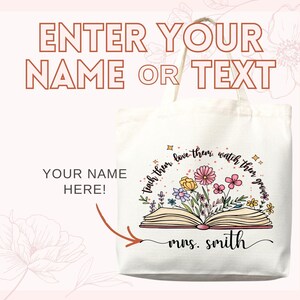 Pu&ograve; includere: Borsa tote color crema con la scritta "ENTER YOUR NAME OR TEXT" in alto. La borsa presenta un design floreale con un libro aperto e le parole "teach them, love them, watch them grow". Sotto c'&egrave; "mrs. smith".