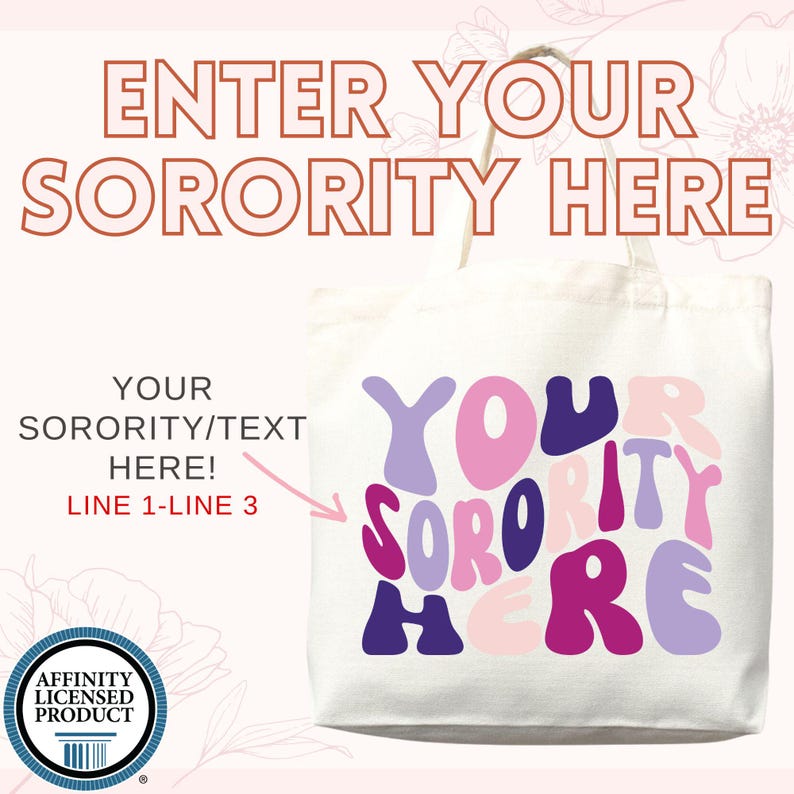 以下が含まれることがあります： 上部に「ENTER YOUR SORORITY HERE」の文字が入った白いキャンバス地のトートバッグ。バッグには、「YOUR SORORITY HERE」の文字が紫、ピンク、薄紫のレトロなフォントで表示されています。このバッグはAffinity Licensed Productです。