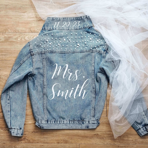 Braut Jeansjacke | Verlobungsgeschenk für die zukünftige Braut | Mrs Pearl Jeansjacke | Flitterwochen-Geschenk | Hochzeitsparty-Jeansjacke nach Maß