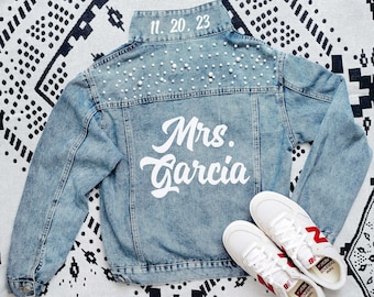 Chaqueta de mezclilla perla personalizada / chaqueta de jean nupcial / regalo de la señora para la luna de miel / regalo de compromiso para la novia a ser / chaqueta de jean de la fiesta de bodas