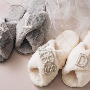 Pearls Bride Fluffy Slippers,Rhinestone Mrs Slippers, Custom Bridal Shower Gift, Bachelorette Party Gift, Bridesmaid Slippers