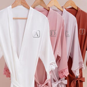 Robes para madrinhas, Robes de cetim para preparativos, Robes para noivas, Presentes para madrinhas, Presentes para pedidos de casamento, Robes de renda para festas de casamento&lt;W&gt;