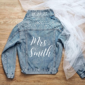 Braut Jeansjacke, personalisierte Perle Frau Jeansjacke für Braut, kundenspezifische Hochzeit Jeansjacke, kundenspezifische Brautjacke, etwas Blaues