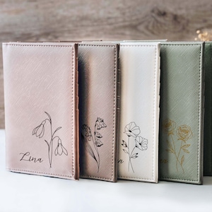 Funda para pasaporte con diseño de flor de nacimiento y etiqueta para equipaje / Funda de cuero personalizada para pasaporte / Regalo para dama de honor / Regalo para el Día de la Madre para mujeres <2D>