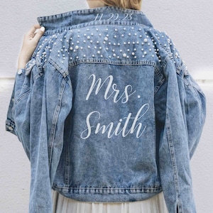 Mrs Pearl Jeansjacke Braut Jeansjacke Personalisiertes Flitterwochen-Geschenk Verlobungsgeschenk für die zukünftige Braut Hochzeits-Party-Jeansjacke Bild 1