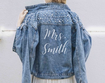 Frau Pearl Jeansjacke | Braut Jeansjacke | Personalisiertes Flitterwochen Geschenk | Verlobung Geschenk für Braut zu sein | Hochzeit Party Jeansjacke