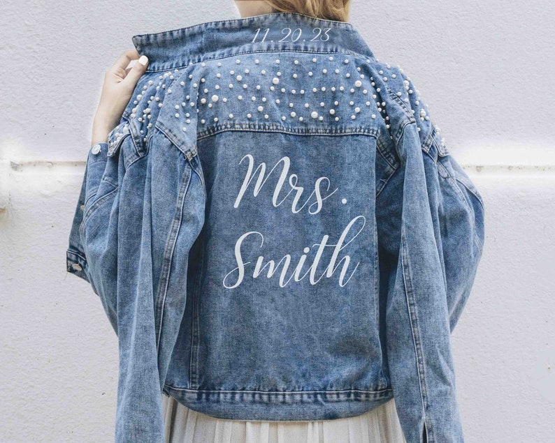 Mrs Pearl Denim Jacket Bride Jean Jacket Personalized Honeymoon Gift Engagement Gift for Bride to Be Wedding Party Jean Jacket zdjęcie 1