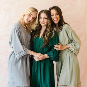 Roupões de algodão rayon com detalhes em renda para madrinhas | Roupões para festa de casamento | Presentes personalizados para madrinhas | Presente para chá de panela | Roupões de noiva