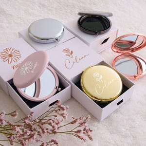 Personalisierter Taschenspiegel mit Gravur der Geburtsblume (für Brautjungfern & Sie)