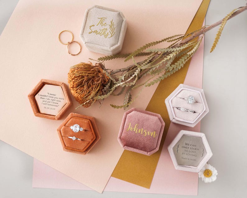 Caja de terciopelo personalizada para anillos, portador de anillos personalizado, caja para anillos de compromiso y boda, caja para anillos con monograma, caja para anillos de la Sra., votos matrimoniales grabados imagen 6