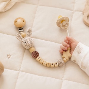 Personalisierter gehäkelter Schnullerclip mit Namen auf Holzperlen, Tier-Schnullerhalter, Schnullerclip als Geschenk zur Babyparty und für frischgebackene Mütter [N]