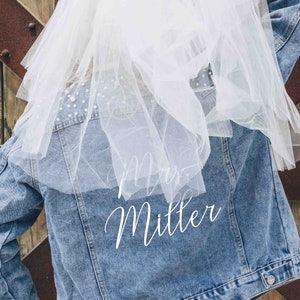 Mrs Pearl Denim Jacket Bride Jean Jacket Personalized Honeymoon Gift Engagement Gift for Bride to Be Wedding Party Jean Jacket zdjęcie 5