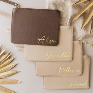 Propuesta de dama de honor: Bolso de mano personalizado de piel Saffiano: Bolso de muñeca personalizado con nombre en letras doradas [R]