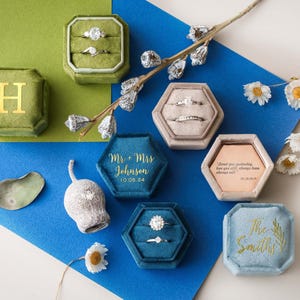 Caja de terciopelo personalizada para anillos, portador de anillos personalizado, caja para anillos de compromiso y boda, caja para anillos con monograma, caja para anillos de la Sra., votos matrimoniales grabados imagen 1